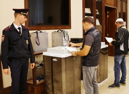 Правопорядок на избирательных участках России обеспечили 130 тысяч полицейских