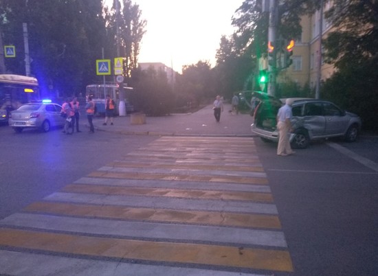 Иномарка протаранила троллейбус в Центральном районе Волгограда