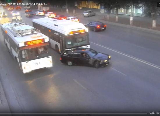 В Волгограде  легковушка одновременно подрезала автобус и троллейбус