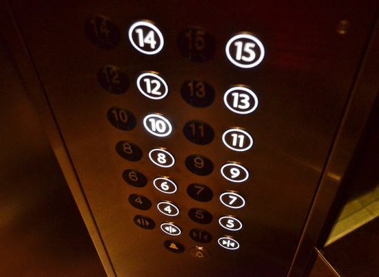 Волгоградское УФАС заинтересовалось сомнительной рекламой в лифте