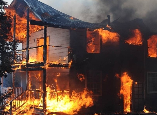 На севере Волгограда в сгоревшем двухэтажном доме погибли трое
