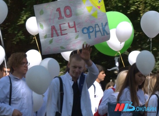 С флагами, речевками, девизами: в Волгограде прошел "Парад студенчества"