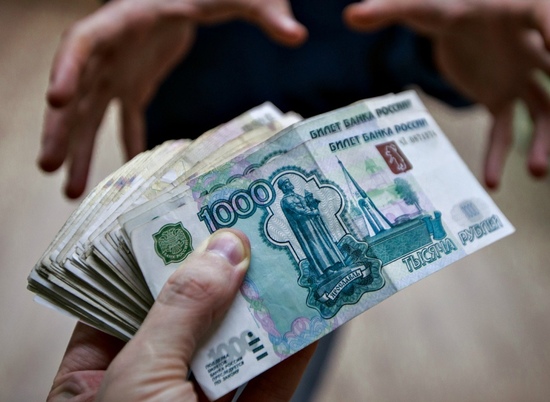 В Волгограде женщина-адвокат подкупила коллегу, заплатив ему 5 тысяч долларов