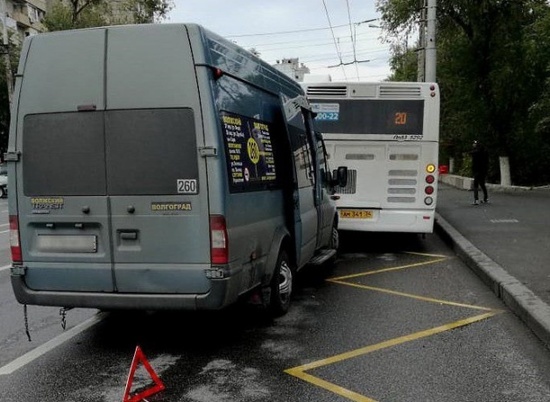 На севере Волгограда маршрутка врезалась в автобус, есть пострадавшие