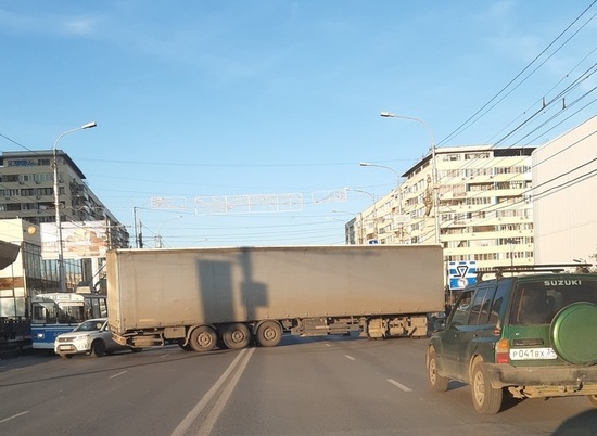 Три иностранных грузовика парализовали движение в центре Волгограда