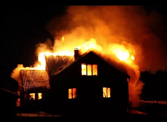 Ночью на западе Волгограда почти час горел кирпичный частный дом