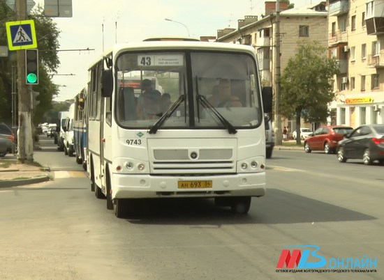 Маршрутка на встречке врезалась в 43-й автобус на севере Волгограда