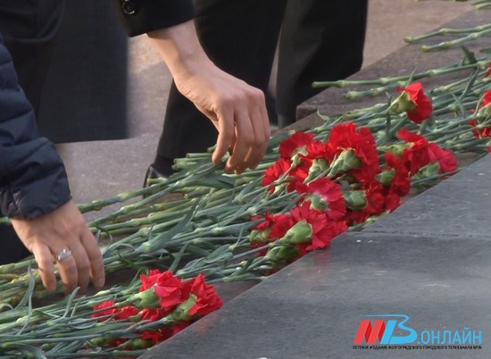 Делегаты из 40 стран мира возложили цветы к Вечному огню в Волгограде