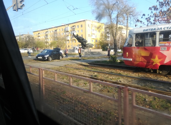На севере Волгограда на трамвайных путях столкнулись две легковушки