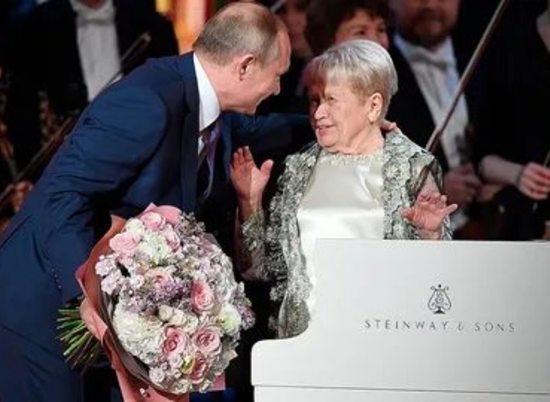 Путин наградил волгоградку Александру Пахмутову высшей наградой России