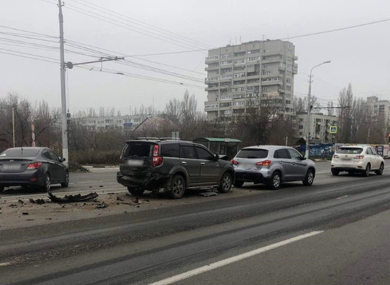 Волгоградец спровоцировал аварию с участием 4-х машин: есть пострадавшие