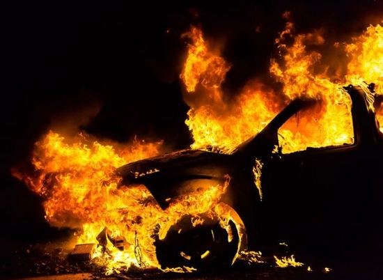 В Волгограде за ночь едва не сгорели 2 иномарки