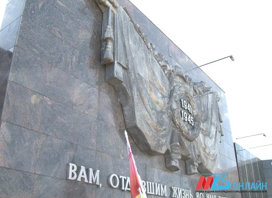 В Волгограде стартует школьная вахта памяти у копии Знамени Победы