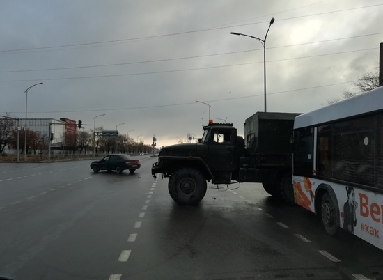 В Волгограде водитель легковушки нарушил ПДД и столкнулся с автобусом на прицепе