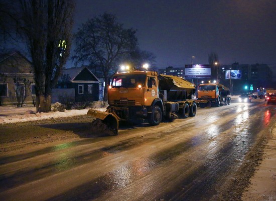Более 60 единиц снегоуборочной техники вышли на волгоградские улицы