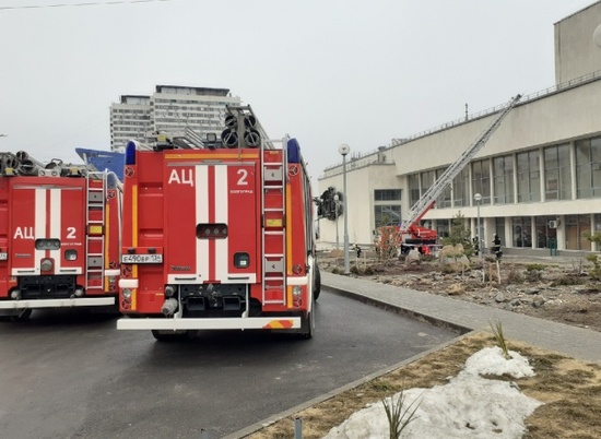 Волгоградские спасатели тушат пожар на сцене ГДЮЦа