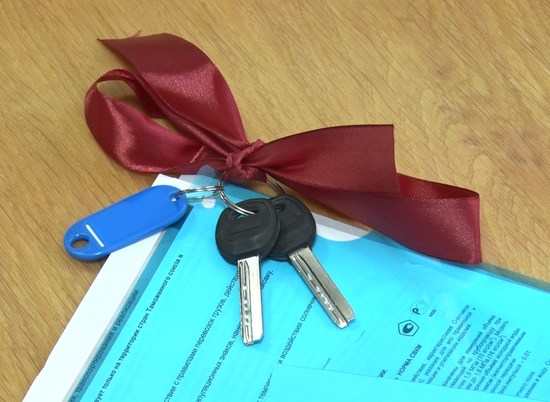 Переселенцам из аварийных домов вручают ключи от новых квартир