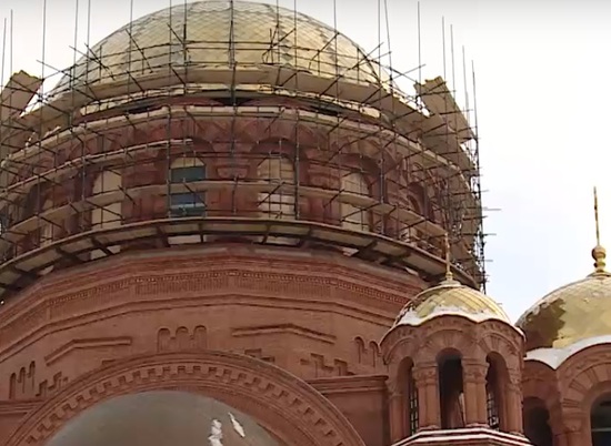 На храме Александра Невского в Волгограде завершили монтаж 10-метрового главного купола