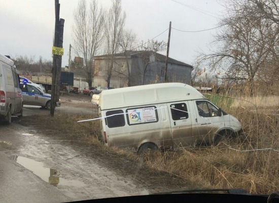 В Волгограде маршрутка с пассажирами улетела в кювет: шестеро пострадавших