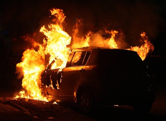 В Волгограде за сутки сгорели 3 иномарки