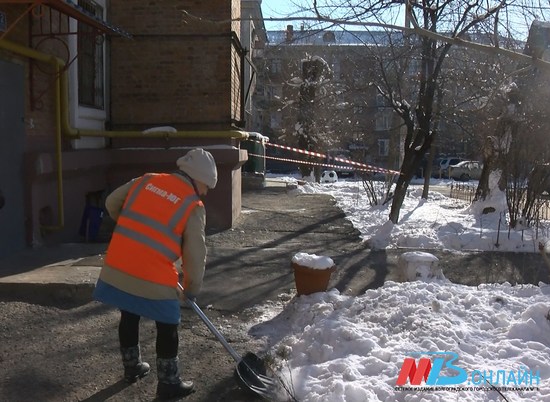 В Волгограде контролируют качество уборки дворов от снега и наледи
