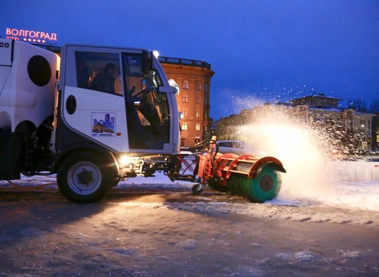 Дороги Волгограда чистят от снега звенья комбинированных машин