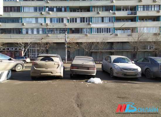 Автолюбителю из Волгограда оставили необычный "подарок" на парковке