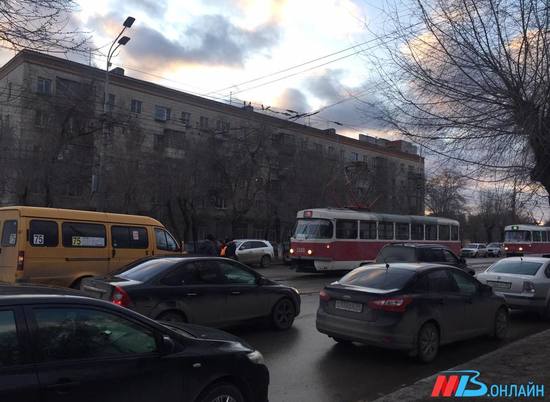 Опасный транспорт: под Волгоградом маршрутка покалечила человека