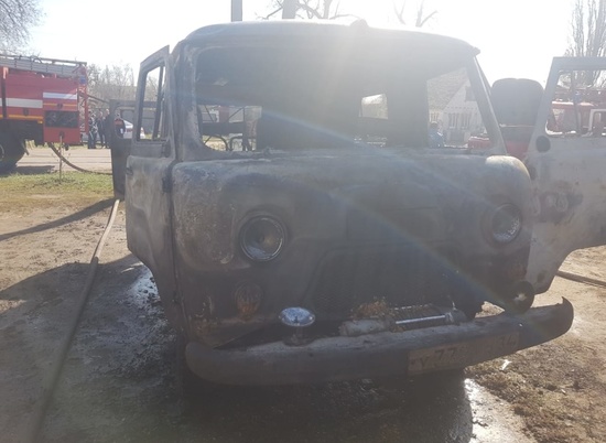 В Урюпинске сгорели гараж и 26-летний УАЗ