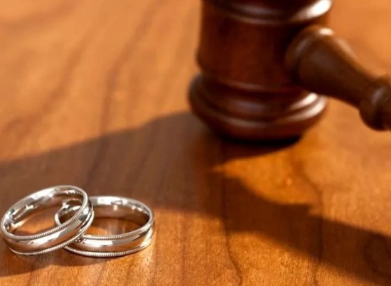 Волжский суд расторг брак 70-летней пенсионерки и 29-летнего мигранта