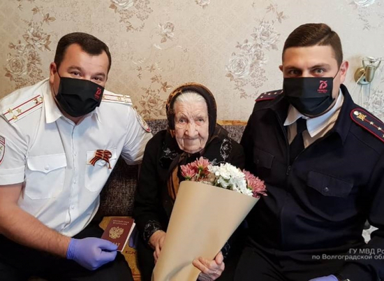 101-летняя труженица тыла получила в Волжском российское гражданство