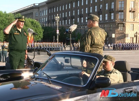 На главной площади Волгограда проходит парад Победы