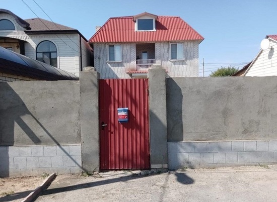 Двери домов волгоградских неплательщиков «украсили» стикерами
