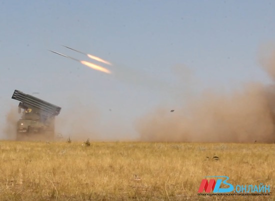 Под Волгоградом артиллеристы уничтожили противника из реактивных систем "Торнадо-Г"