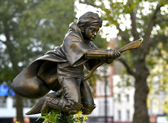 В Лондоне появился памятник юному волшебнику Гарри Поттеру