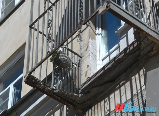 Под Волгоградом УК под угрозой санкций отремонтировала аварийный балкон