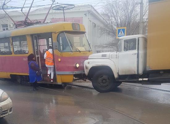 На перекрестке в Волгограде неуступчивый грузовик въехал в трамвай № 7