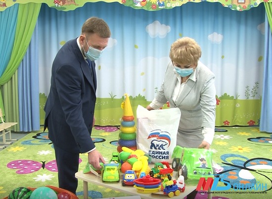 Женский коллектив нового детского сада на юге Волгограда поздравили с 8 Марта