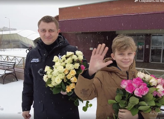 Андрей Гимбатов вместе с сыном поздравил волгоградок с 8 Марта