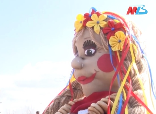 12-метровую фигуру Масленицы устанавливают в пойме Царицы в Волгограде
