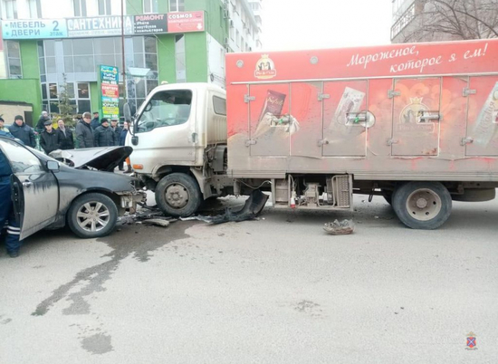 Водитель Lifan и 11-летний пассажир пострадали в ДТП в Волжском