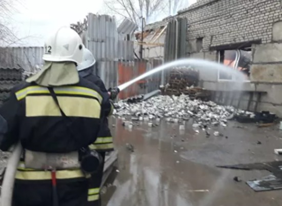 В Волгограде ликвидировали горение кровли цеха по производству дроби