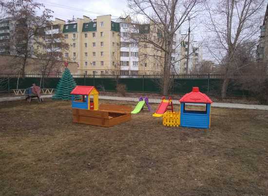 Железнодорожники установили игровую площадку у Волжского дома ребёнка