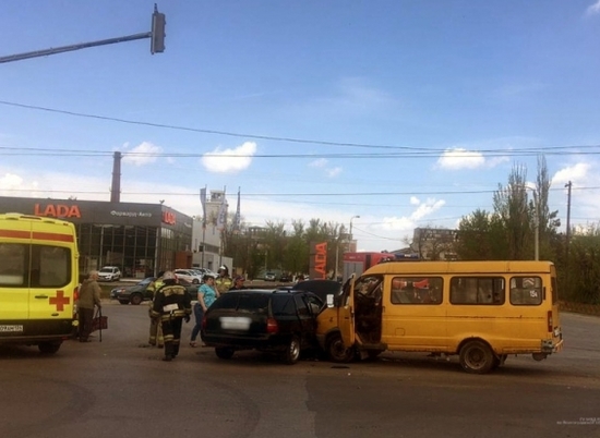 Шесть человек пострадали в лобовом ДТП с маршруткой на юге Волгограда