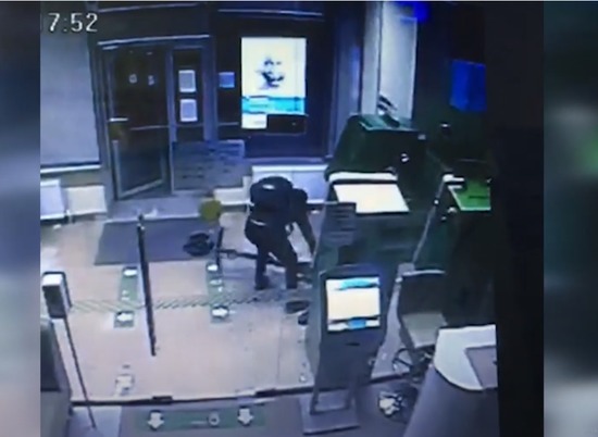 Волгоградец ограбил банкомат с помощью электросамоката