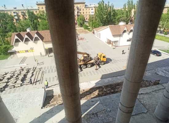 На севере Волгограда реставрируют крыльцо ДК