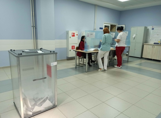 Сотрудники и пациенты волгоградского перинатального центра №2 голосуют в медучреждении