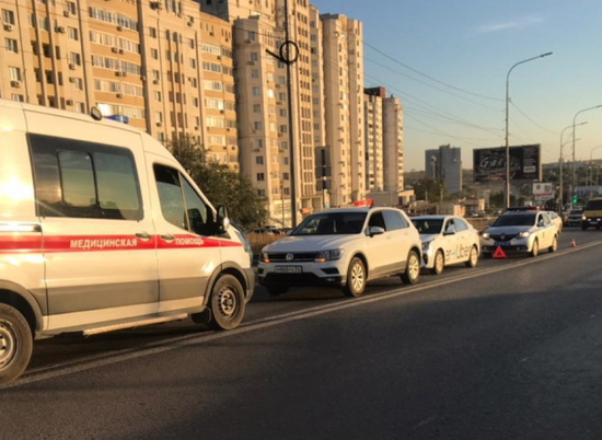 В Волгограде пассажир кроссовера в ДТП повредил позвоночник