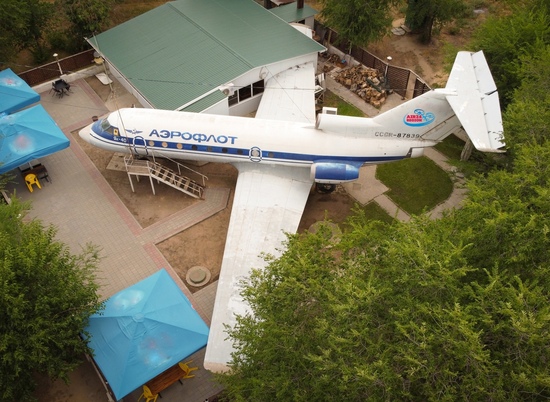 В Волгограде могут снести кафе с самолетом "ЯК-40"