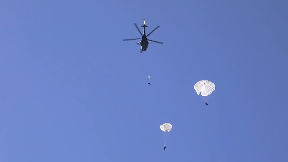 Военнослужащие ЮВО совершат около 1000 прыжков с парашютом в 2022 году